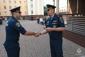 Еженедельное построение с вручением званий и благодарностей