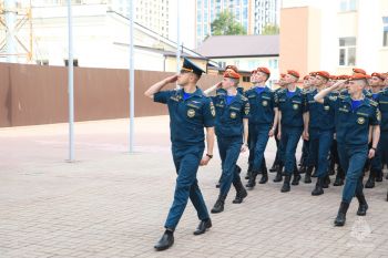 Еженедельное построение с вручением званий и благодарностей