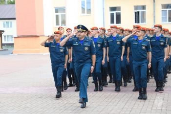 Еженедельное построение с вручением званий и благодарностей