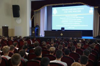 Начальник института провел беседу с абитуриентами