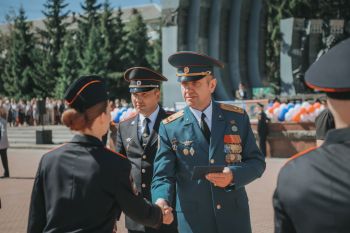 Начальник института принял участие в торжественном выпуске Уральского юридического института МВД России