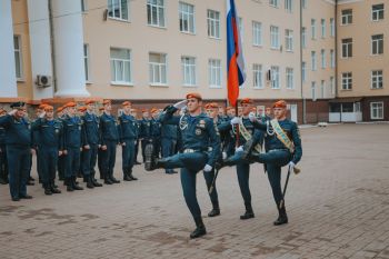 Торжественное построение в честь Дня Государственного флага Российской Федерации