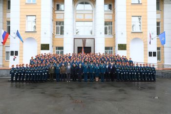 Курсантам первого курса института вручили оранжевые береты Курсантам первого курса института вручили оранжевые береты