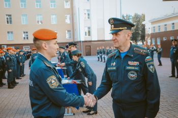 В институте отметили День знаний торжественным построением
