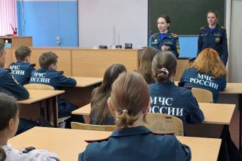 Представители Уральского института ГПС МЧС России посетили кадетские классы в день Гражданской обороны