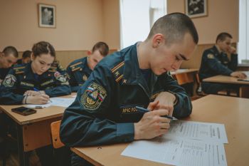 Курсанты проверили знания английского и поборолись за победу Курсанты проверили знания английского и поборолись за победу