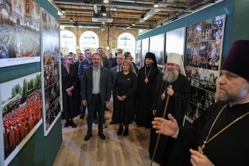 В Екатеринбурге открылась фотовыставка «Литургия с Патриархом»