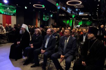 В Екатеринбурге открылась фотовыставка «Литургия с Патриархом»