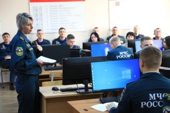 «Служение и знание: к Дню преподавателя высшей школы чествуем педагогов Уральского института ГПС МЧС России»