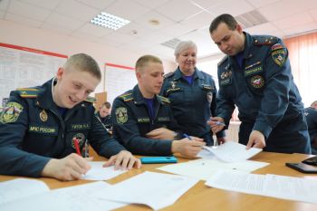 «Служение и знание: к Дню преподавателя высшей школы чествуем педагогов Уральского института ГПС МЧС России»