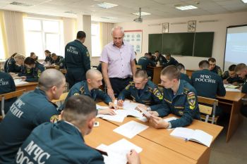 «Служение и знание: к Дню преподавателя высшей школы чествуем педагогов Уральского института ГПС МЧС России»