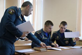 «Служение и знание: к Дню преподавателя высшей школы чествуем педагогов Уральского института ГПС МЧС России»