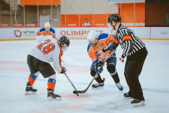 В Верхней Пышме завершился хоккейный турнир в честь 35-летия МЧС России: серебряные призеры команда «Огненный щит» нашего института В Верхней Пышме завершился хоккейный турнир в честь 35-летия МЧС России: серебряные призеры команда «Огненный щит» нашего института