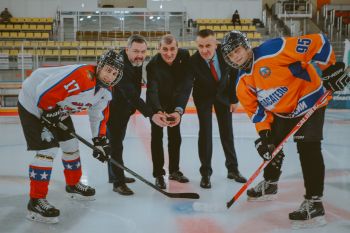 В Верхней Пышме завершился хоккейный турнир в честь 35-летия МЧС России: серебряные призеры команда «Огненный щит» нашего института В Верхней Пышме завершился хоккейный турнир в честь 35-летия МЧС России: серебряные призеры команда «Огненный щит» нашего института