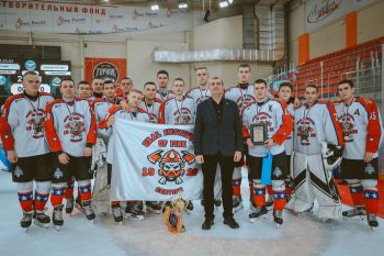 В Верхней Пышме завершился хоккейный турнир в честь 35-летия МЧС России: серебряные призеры команда «Огненный щит» нашего института 