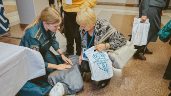 Курсанты и студенты вуза обучили участников форума навыкам первой помощи