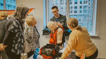 Курсанты и студенты вуза обучили участников форума навыкам первой помощи