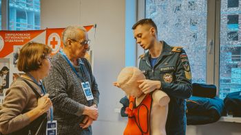 Курсанты и студенты вуза обучили участников форума навыкам первой помощи