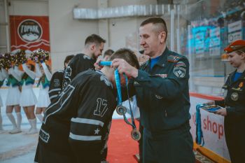 Лёд Горячих Сердец: В Верхней Пышме разыграли Кубок начальника Уральского института ГПС МЧС России на V Межрегиональном турнире по хоккею с шайбой приуроченном к 35-летию МЧС России и Дню Спасателя Лёд Горячих Сердец: В Верхней Пышме разыграли Кубок начальника Уральского института ГПС МЧС России на V Межрегиональном турнире по хоккею с шайбой приуроченном к 35-летию МЧС России и Дню Спасателя