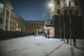 Начало недели на плацу института Начало недели на плацу института