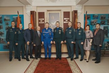 Лётчик-космонавт Сергей Прокопьев и четырёхкратный чемпион мира по парашютному спорту Валентин Прокопьев посетили Уральский институт ГПС МЧС России Лётчик-космонавт Сергей Прокопьев и четырёхкратный чемпион мира по парашютному спорту Валентин Прокопьев посетили Уральский институт ГПС МЧС России