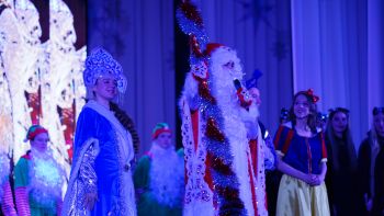 Новогодняя сказка в Уральском институте ГПС МЧС России: Белоснежка, гномы и Дедушка Мороз со Снегурочкой 