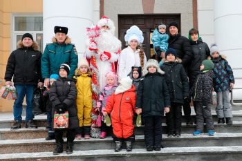 Новогодняя сказка в Уральском институте ГПС МЧС России: Белоснежка, гномы и Дедушка Мороз со Снегурочкой 