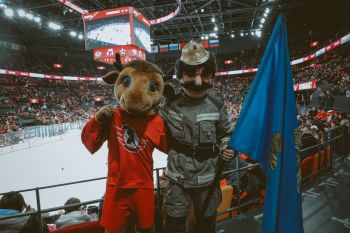 Личный состав Уральского института ГПС МЧС России принял участие в матче КХЛ в Екатеринбурге