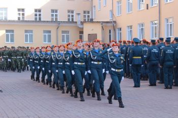 Праздничное построение в канун Дня России