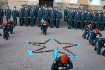 Традиционная общеинститутская вечерняя поверка курсантов