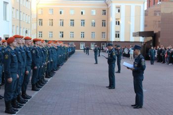 Традиционная общеинститутская вечерняя поверка курсантов