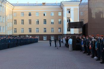 Традиционная общеинститутская вечерняя поверка курсантов