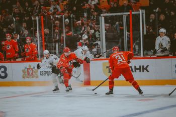 Личный состав Уральского института ГПС МЧС России принял участие в матче КХЛ в Екатеринбурге