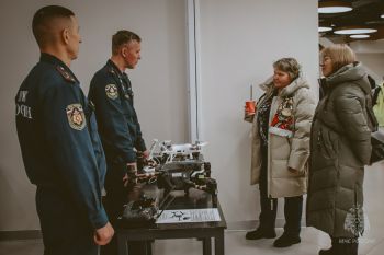 Личный состав Уральского института ГПС МЧС России принял участие в матче КХЛ в Екатеринбурге