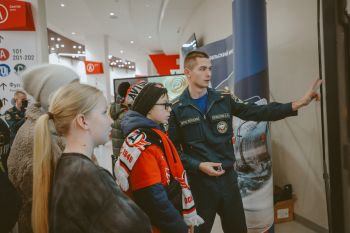 Личный состав Уральского института ГПС МЧС России принял участие в матче КХЛ в Екатеринбурге