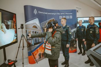 Личный состав Уральского института ГПС МЧС России принял участие в матче КХЛ в Екатеринбурге