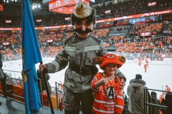 Личный состав Уральского института ГПС МЧС России принял участие в матче КХЛ в Екатеринбурге