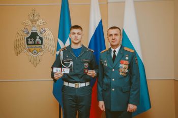 В Уральском институте ГПС МЧС России старт дня дали торжественным награждением