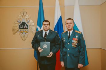 В Уральском институте ГПС МЧС России старт дня дали торжественным награждением