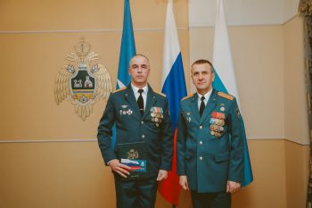 В Уральском институте ГПС МЧС России старт дня дали торжественным награждением