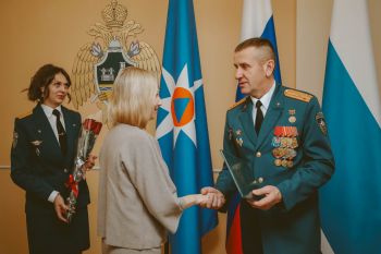 В Уральском институте ГПС МЧС России старт дня дали торжественным награждением