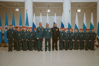 Торжественный ритуал: вручение беретов и удостоверений кадета учащимся подшефного кадетского класса Лицея № 180 «Полифорум»