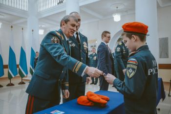 Торжественный ритуал: вручение беретов и удостоверений кадета учащимся подшефного кадетского класса Лицея № 180 «Полифорум»