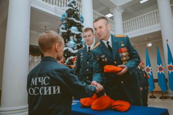 Торжественный ритуал: вручение беретов и удостоверений кадета учащимся подшефного кадетского класса Лицея № 180 «Полифорум»