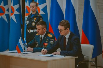 Торжественный ритуал: вручение беретов и удостоверений кадета учащимся подшефного кадетского класса Лицея № 180 «Полифорум»