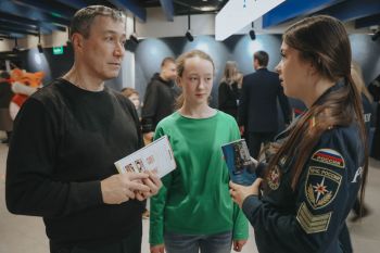 На одной площадке со звёздами: курсанты Уральского института ГПС МЧС России провели профориентацию в ДИВСе и поддержали команду УГМК