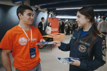 На одной площадке со звёздами: курсанты Уральского института ГПС МЧС России провели профориентацию в ДИВСе и поддержали команду УГМК