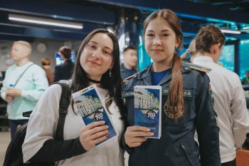 На одной площадке со звёздами: курсанты Уральского института ГПС МЧС России провели профориентацию в ДИВСе и поддержали команду УГМК