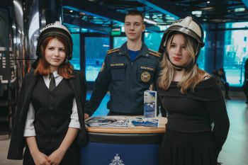 На одной площадке со звёздами: курсанты Уральского института ГПС МЧС России провели профориентацию в ДИВСе и поддержали команду УГМК