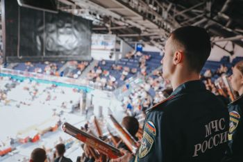 На одной площадке со звёздами: курсанты Уральского института ГПС МЧС России провели профориентацию в ДИВСе и поддержали команду УГМК